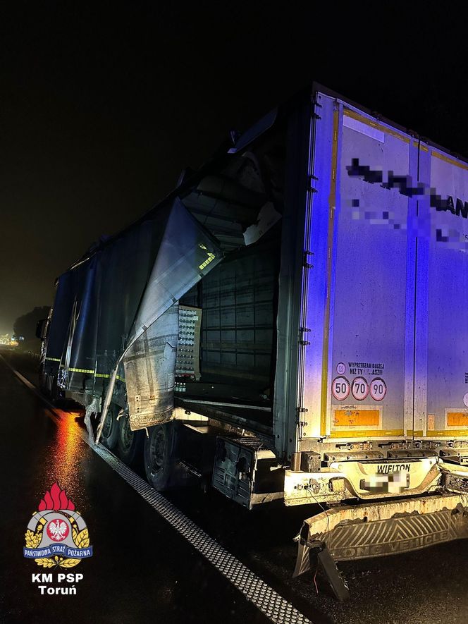 Wypadek pod Toruniem. Znicze wysypały się na drogę