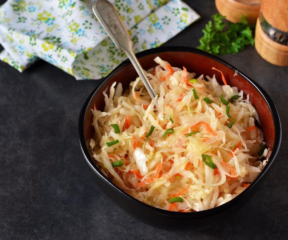 surówka z kapusty kiszonej ze śmietaną