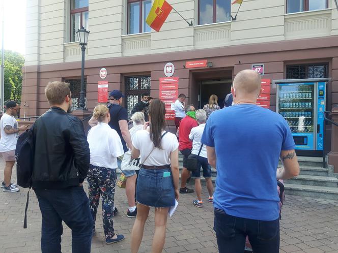 Łodzianie stali w długich kolejkach by odebrać zaświadczenie o prawie do głosowania!
