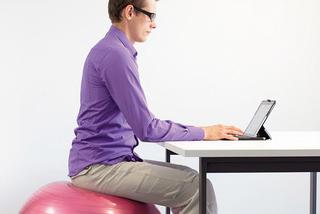 Aktywne siedzenie przy biurku, czyli ćwiczenia na kręgosłup