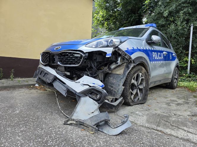 Zniszczone radiowozy po pościgu Wierzbna