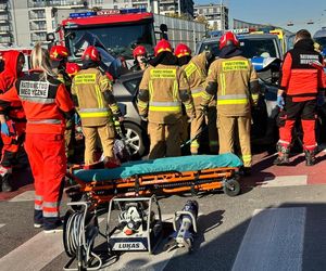 Potworny wypadek w Warszawie. Roztrzaskane trzy samochody, w tym jeden radiowóz. Policjanci trafili do szpitala