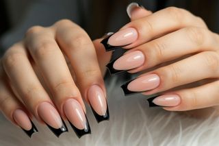 Czarny french paznokcie wzory