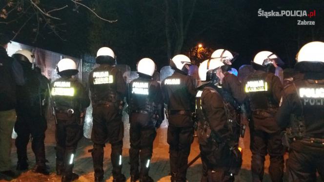 Zabrze: Starcie kiboli z policją. W ruch poszły kamienie, butelki i kostka brukowa