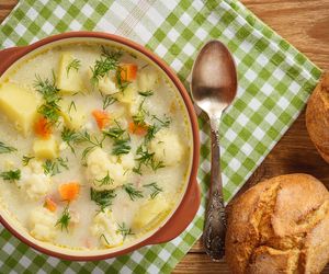 Zupa kalafiorowa: przepis na tradycyjną zupę z kalafiora z ziemniakami i marchewką