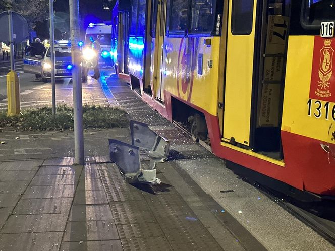 Groźny wypadek w Warszawie. Samochód i dwa tramwaje rozbite. Jeden z nich się wykoleił