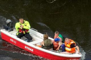 Rodzice z dziećmi wypadli z kajaka do Parsęty. Tak wyglądała akcja ratownicza [ZDJĘCIA]