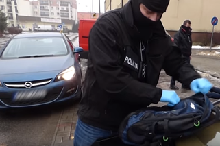 Trójmiasto: Wielka akcja policji przeciwko narkotykowym gangom. Nalot na mieszkania i magazyny w Gdańsku i Gdyni [WIDEO]