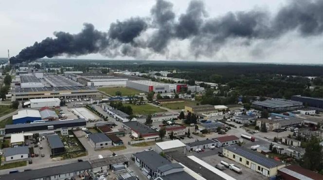 Pożar składowiska opon w Toruniu. Dym widoczny z daleka