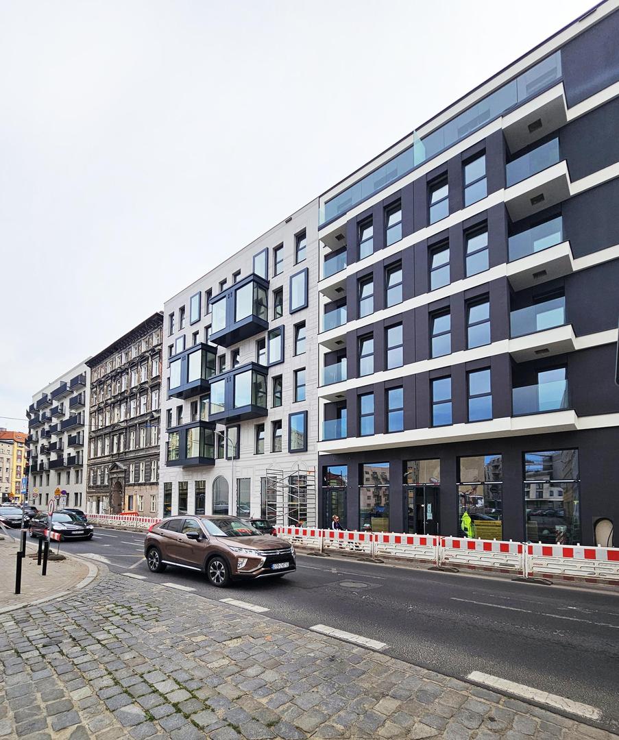 Nowa Kurkowa we Wrocławiu - zdjęcia elewacji i wnętrz budynku w trakcie prac wykończeniowych