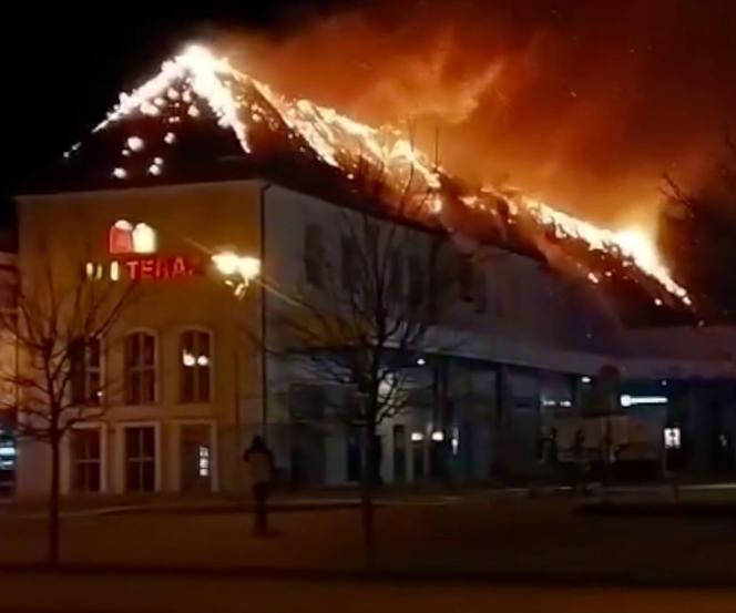 Pożar galerii handlowej w Ełku. Dach spłonął momentalnie [NAGRANIE]