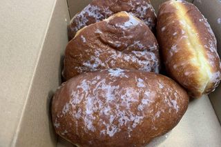 Bydgoszczanie stoją w kolejkach po pączki. Te z powidłami i konfiturą różaną wygrywają!