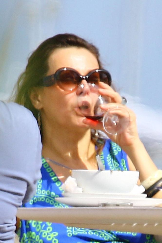 Renata Dancewicz kurzy na plaży