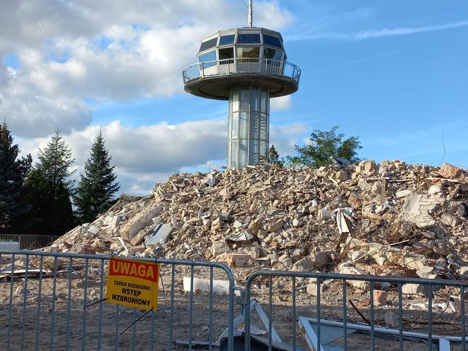 ​Koniec hotelu na lotnisku w Lesznie. Stary, zrujnowany obiekt został wyburzony