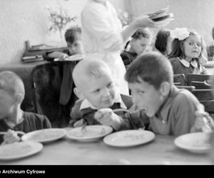 QUIZ PRL. Smaki lata w PRL-u: Czy pamiętasz letnie przysmaki swojego dzieciństwa?