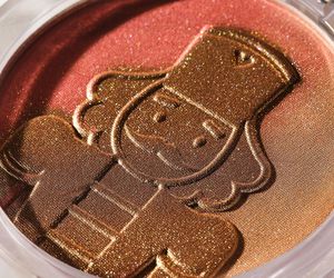 Zimowy makijaż w rytmie Dziadka do Orzechów: Magia świąt na Twojej twarzy