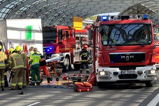  Karambol na S8 w Warszawie. 4 ciężarówki rozbite, jedna osoba zakleszczona