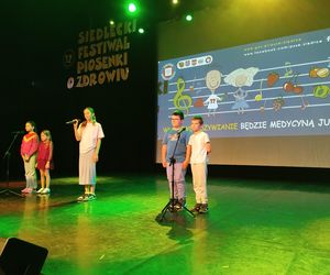 Propagowanie zdrowego stylu życia w tak wdzięcznej formie jak piosenka zyskało przez lata wielu zwolenników i co roku gromadzi chętnych do śpiewania. 