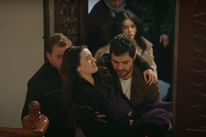 Przejęty Halil zaniesie żonę do sypialni 