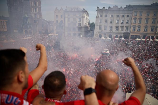 Szalona radość na Rynku Głównym. Kibice Wisły Kraków świętowali zdobycie piątego Pucharu Polski