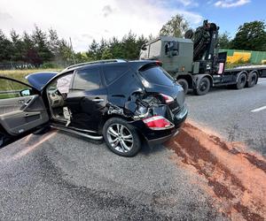 Wypadek na S8 w Warszawie. Rozbita wojskowa ciężarówka i dwa auta, są ranni