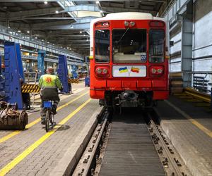 Stare wagony metra wyruszyły w drogę. Jadą na wschód