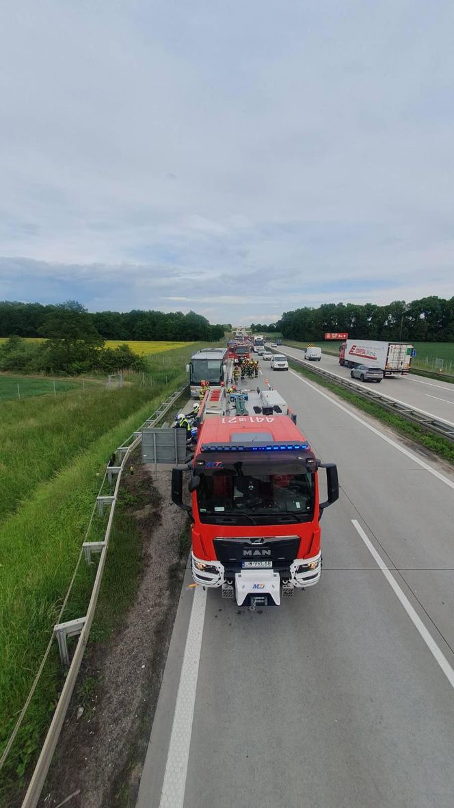 Pożar autokaru przewożącego dzieci na A4! Dramatyczne sceny pod Wrocławiem
