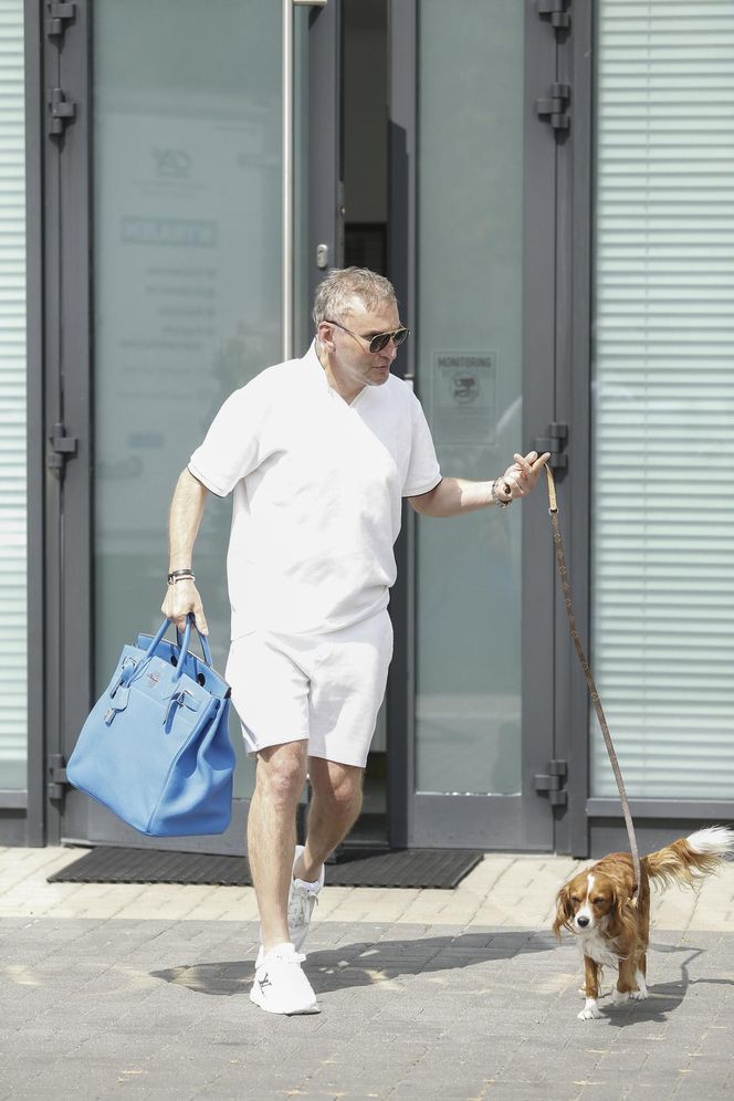 Krzysztof Gojdź przyłapany na wizycie w klinice. Tak wygląda po liftingu twarzy