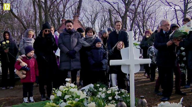 Barwy szczęścia odc. 2089. Pogrzeb Moniki Walawskiej (Natalia Żyłowska) - grób na cmentarzu