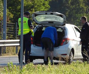 Chciał wjechać pod prąd na S8 pod Warszawą. Wyszedł z auta i prawie zasnął na drodze