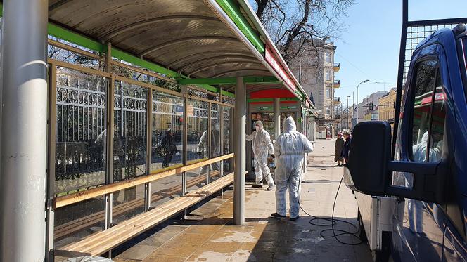 Miejskie Przedsiębiorstwo Komunikacyjne dezynfekuje przystanki w Lublinie 