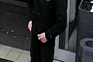 Ten mężczyzna uderzył kobietę, szuka go policja