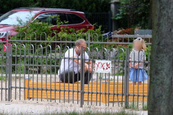Donald Tusk bawi się z wnuczką