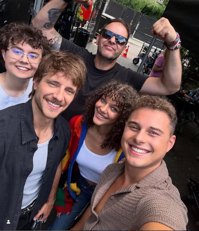 Rodzinka.pl nowy 17 sezon. Zosia (Emilia Dankwa), Kacperek (Mateusz Pawłowski), Ludwik (Tomasz Karolak), Tomek (Maciej Musiał), Kuba (Adam Zdrójkowski) na planie