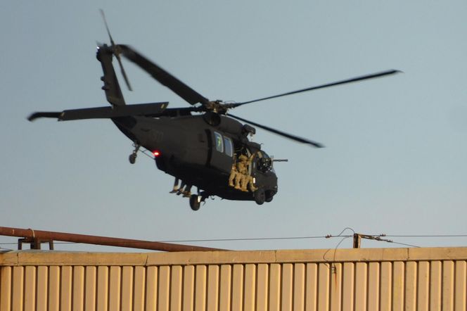 Strzały i wybuchy w Warszawie. Helikoptery nad miastem, na ulicach uzbrojone pojazdy! Co się dzieje? 	