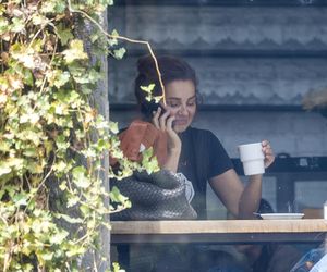 Małgorzata Socha stroi miny przy bajglu