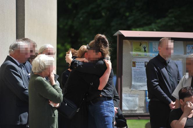 Policjant Arkadiusz zginął tragicznie.  Przez huk salwy na pogrzebie przedarł się łamiący serce szloch