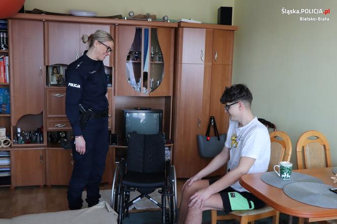 Bielsko-Biała: Skradziony wózek inwalidzki wrócił do Maksa. Jeden ze złodziei został złapany po policyjnym pościgu.