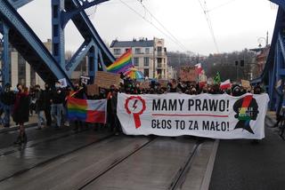 Mamy prawo! Głos to za mało! - ulicami Krakowa przeszedł strajk kobiet 