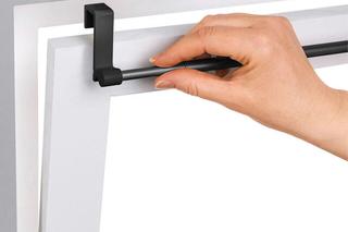Karnisz bez wiercenia: karnisz teleskopowy zawieszany na górnej ramie okna