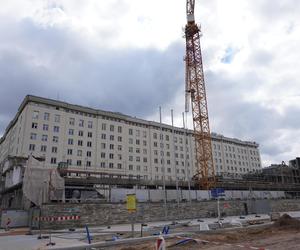Znika zabytkowy budynek NBP na placu Powstańców. Trwają intensywne prace 