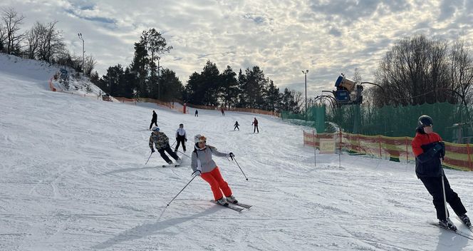 Na nartach podjadała mężowi frytki