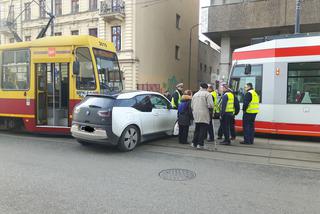 Łódź: BMW wjechało pod tramwaj. POWAŻNE UTRUDNIENIA na Piotrkowskiej przy Piłsudskiego!