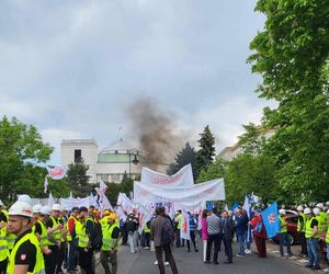 Protest hutników w Warszawie. Idą od Sejmu do Kancelarii Premiera