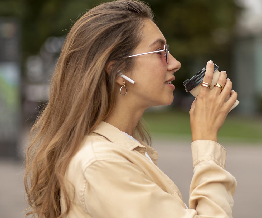 100% muzyki bez zakłóceń i szumów z otoczenia. Za co pokochałam nowe AirPods 4 z aktywną redukcją hałasu? [RECENZJA]