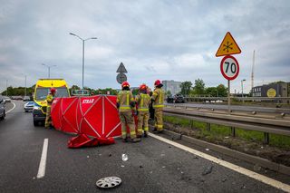 Pędzący peugeot uderzył w bariery. Siła uderzenia wyrzuciła kobietę z auta