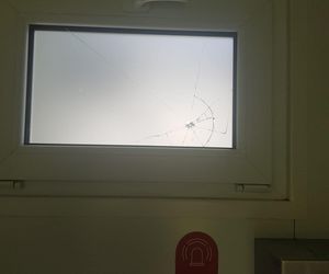 Dewastacja toalety publicznej w Piekarach