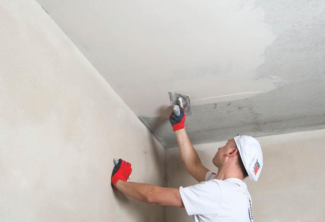 Układanie gładzi na suficie