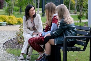 M jak miłość odc. 1885. Sara (Nadia Smyczek), Lenka (Olga Cybińska), Kinga (Katarzyna Cichopek)