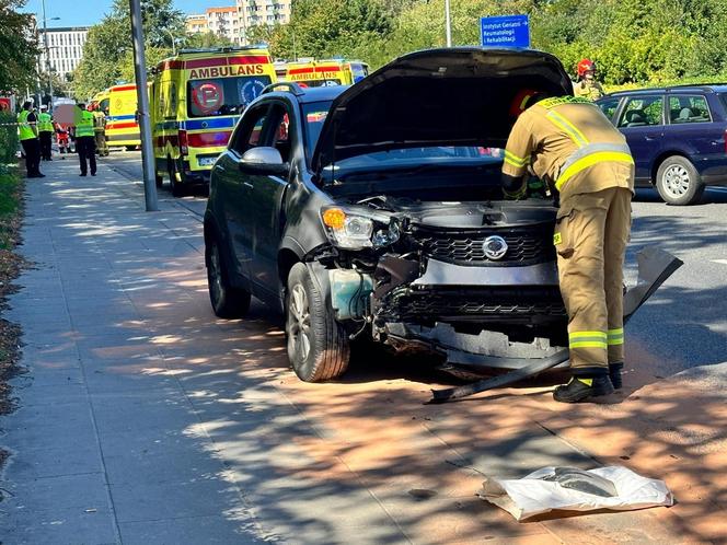 Auto wjechało w przystanek w Warszawie. Dwie osoby nie żyją